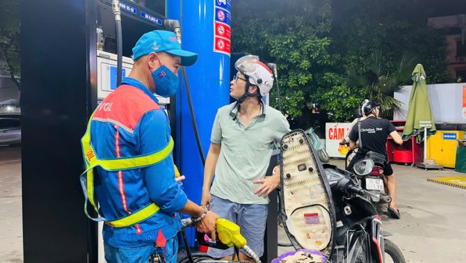 Cập nhật giá xăng dầu hôm nay 14/5: PVOIL tung bảng giá mới, một mặt hàng rẻ sập sàn