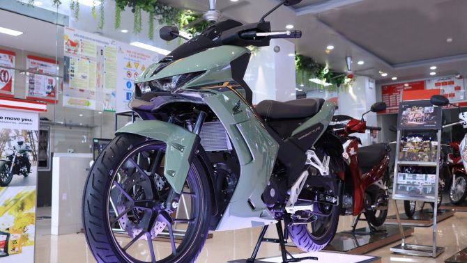 Giá xăng dầu trưa nay 15/5: RON95 chính thức về vùng vẻ, Diesel 'thủng đáy', Honda Winner R giảm sâu