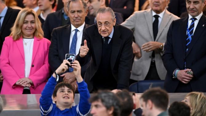 Florentino Perez khẩu chiến với CĐV Real Madrid, an ninh tịch thu biểu ngữ phản đối tại Bernabeu