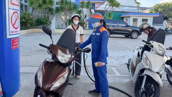 Honda Vision đổ xăng E10 có hại xe không, đổ đầy bình hết bao nhiêu tiền? Người dùng cần lưu ý gì?