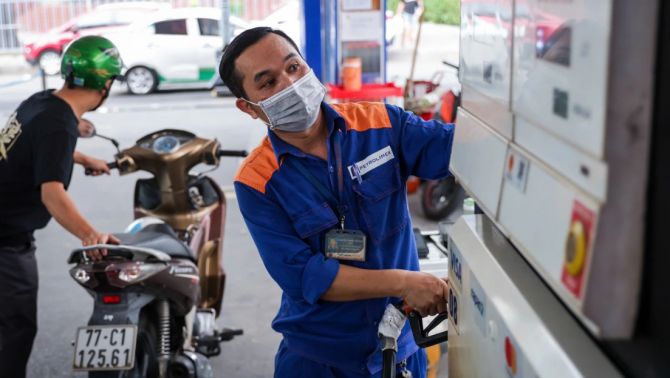 Giá xăng dầu trưa nay 19/5: Xăng RON 95 ‘sụt hố’ mất gần 10.000 đồng/lít, dầu diesel chạm ‘đáy’ mới, giá lăn bánh Kia K3