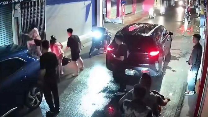 Thông tin mới vụ 2 cô gái bị chặn đường, hành hung lúc nửa đêm tại Hà Nội