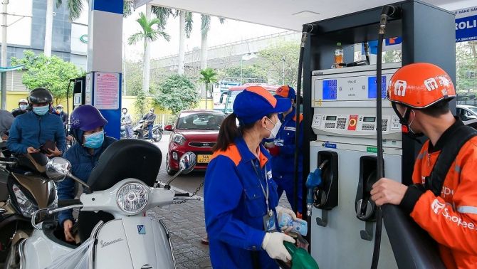 Giá xăng dầu hôm nay 22/5: Xăng RON 95 rẻ hơn đỉnh 8.300 đồng, giá lăn bánh Toyota Fortuner giảm 'sập sàn'