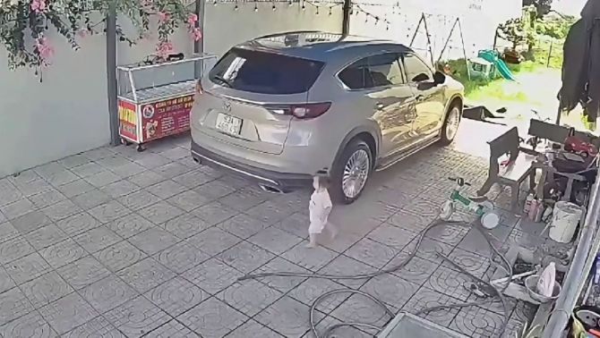 Vụ bé gái 15 tháng tuổi bị ô tô lùi cán trúng: Lý do cảm biến lùi của Mazda CX8 không cứu được bé