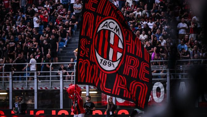 AC Milan sụp đổ trước Cagliari: CĐV San Siro nổi giận, Ibrahimovic phải được hộ tống rời sân