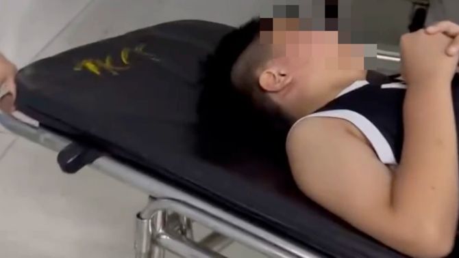 Thông tin bất ngờ vụ học sinh lớp 4 bị thầy giáo người nước ngoài tát nhập viện, lý do vì món đồ chơi?