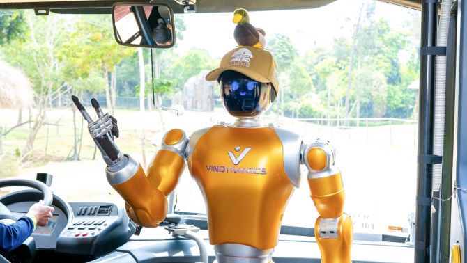 Robot hình người VinDynamics thử nghiệm thực tế ở Vinpearl Safari Phú Quốc: Bước tiến dài của trí tuệ nhân tạo Việt Nam