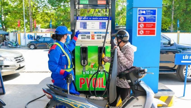 Dừng bán xăng RON95 trên toàn quốc từ 1/6: Người dùng đổ sang RON97 có được không?