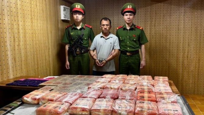 Bắt đối tượng vận chuyển 50 bánh ma túy qua biên giới, nổ súng chống trả rồi chém cán bộ Công an
