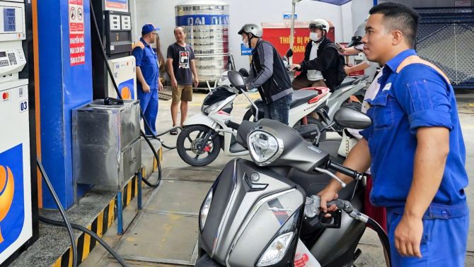 Giá xăng dầu hôm nay 31/5: Dầu thô lao dốc không phanh, xăng E10 và RON95 xuống mức thấp hiếm có 
