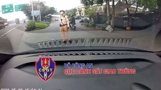 Sự thật bất ngờ vụ thầy dạy lái tự xưng 'quen biết' lớn, ép học viên thông chốt CSGT Hà Nội
