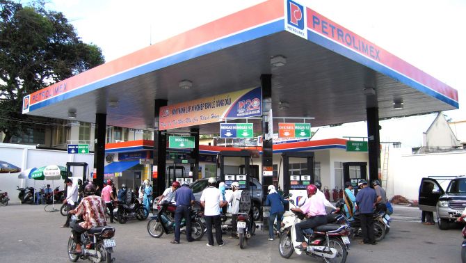 Giá xăng dầu trưa nay 31/5: RON 92 áp sát mốc 20.000 đồng/lít, RON 95 sắp chạm ‘đáy’ mới, giá lăn bánh Mazda CX-5 hời