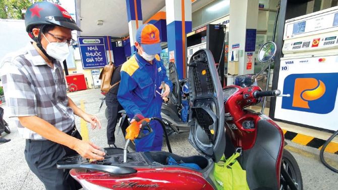 Bảng giá xăng dầu trưa nay 1/6: E10 giảm hơn 7.000 đồng/lít, dầu diesel ‘gãy’ hơn 17.000 đồng, giá lăn bánh VinFast VF 5