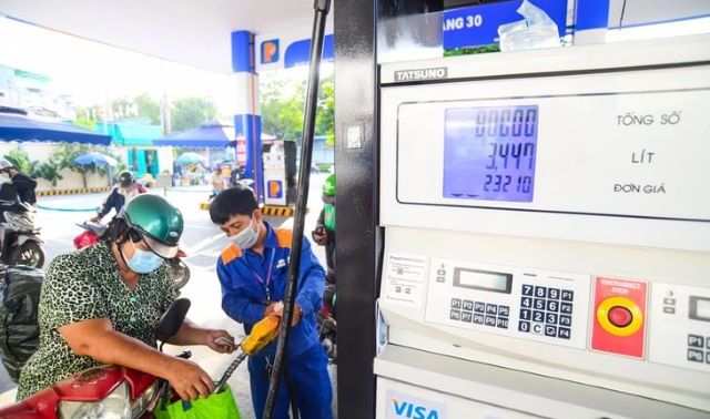 Giá xăng dầu hôm nay tối 1/6: Xăng RON92 thấp hiếm thấy, xăng E10 chạm ngưỡng 23.000 đồng/lít