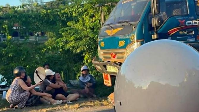 Bé trai 6 tuổi tử nạn dưới bánh xe tải ở TP Huế, người thân gào khóc tại hiện trường