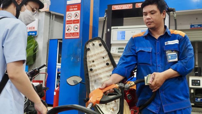 Giá xăng dầu hôm nay 3/6: RON 92 ‘tụt dốc’ gần 7.000 đồng, dầu diesel ‘rơi’ 17.130 đồng/lít, giá lăn bánh Hyundai Tucson