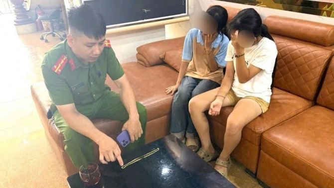 Hai bé gái 11 tuổi mang dây chuyền vàng đi bán, chủ cửa hàng lập tức báo công an, làm rõ nguồn gốc 
