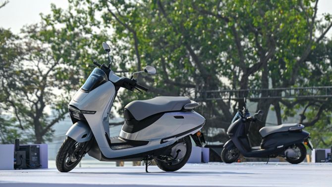 Honda CUV e: và UC3 chính thức mở bán tại Việt Nam: Xe điện mới từ 44 triệu đồng, có hệ thống trạm sạc và đổi pin riêng