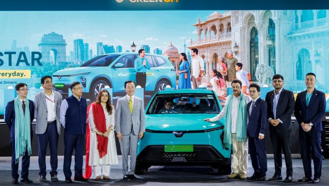 Green SM chính thức gia nhập Ấn Độ: Đưa VinFast Limo Green chạy dịch vụ taxi điện tại thị trường tỷ dân