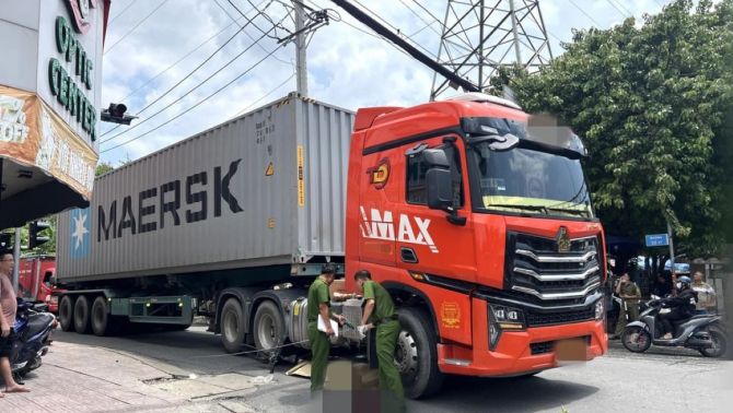 Hiện trường xe container cán tử vong người đi xe đạp tại TPHCM, hé lộ lời khai khó chấp nhận