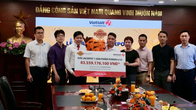 Danh tính người trúng Jackpot 83 tỷ đồng không đeo mặt nạ, chia sẻ dở khóc dở cười khi lên nhận giải