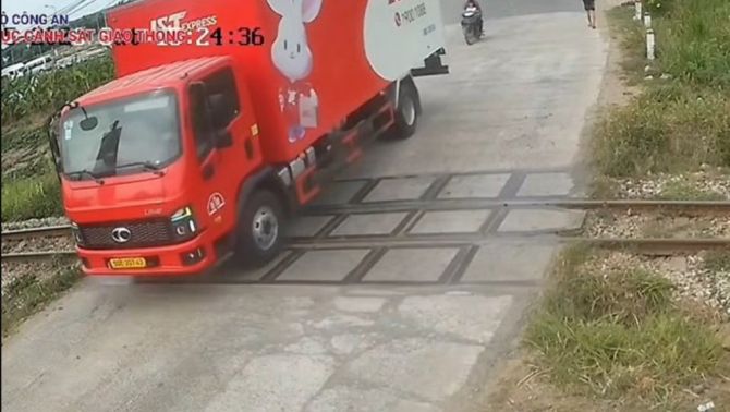 Rào chắn đường sắt đang hạ, tài xế xe tải vẫn cố vượt: Cái giá phải trả sau khoảnh khắc liều lĩnh