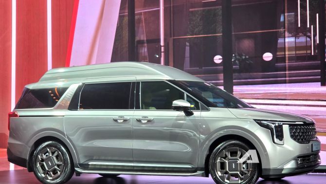 Kia Carnival Royal 2026 ra mắt tại Việt Nam: 'Chuyên cơ mặt đất' hơn 2 tỷ đồng, trần sao như Rolls-Royce