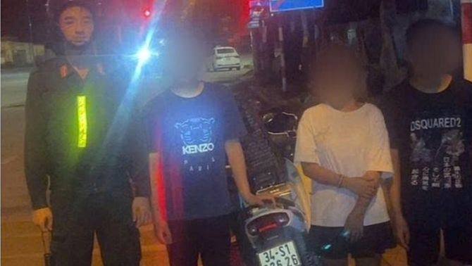 Có gì trong cốp xe của quái xế 15 tuổi đầu trần, kẹp ba, dùng bình xịt hơi cay chống trả công an?