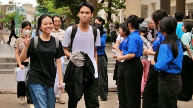 Thí sinh đánh giá đề thi tốt nghiệp THPT môn Văn sau 120 phút làm bài, dự đoán thang điểm đạt được?