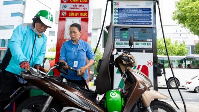 Xăng E10 phủ sóng thị trường, người dùng xe đời cũ săn lùng xăng E5, nơi nào còn nguồn cung? 