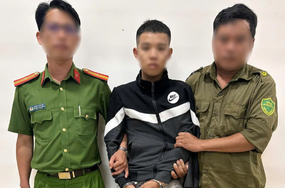 Con trai dùng kiếm chém cha ruột rồi ném bom xăng vào thiếu tá công an, tình hình của 2 nạn nhân