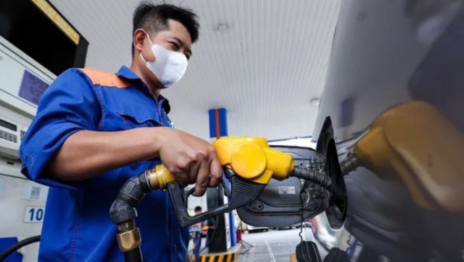 Giá xăng dầu hôm nay 12/6: Dầu thế giới lao dốc, xăng E5, E10 và diesel đồng loạt đổi giá mới