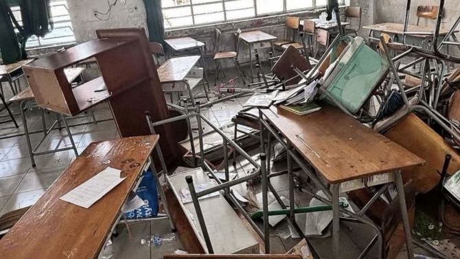 Nhóm học sinh lớp 9 đập phá lớp học tan hoang trong buổi học cuối cùng, nhà trường đưa ra cách xử lý