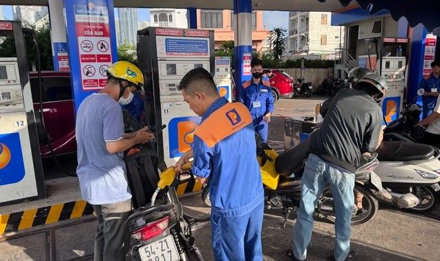 Giá xăng dầu chiều nay 15/6: E10 và RON 92 ‘thủng đáy’, dầu diesel giảm gần 19.000 đồng/lít, giá lăn bánh Hyundai Tucson