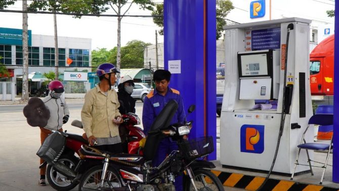Giá xăng dầu hôm nay chiều 17/6: RON 92 giảm gần 9.000 đồng, E10 về sát 20.000 đồng/lít, giá lăn bánh Honda CR-V tụt sâu
