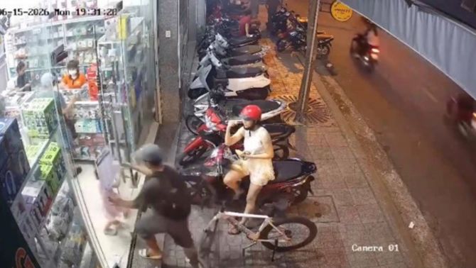Vụ đánh người phụ nữ tại cửa hàng ở Nha Trang: Thiếu niên 17 tuổi xin lỗi, gia đình phản ứng ra sao? 