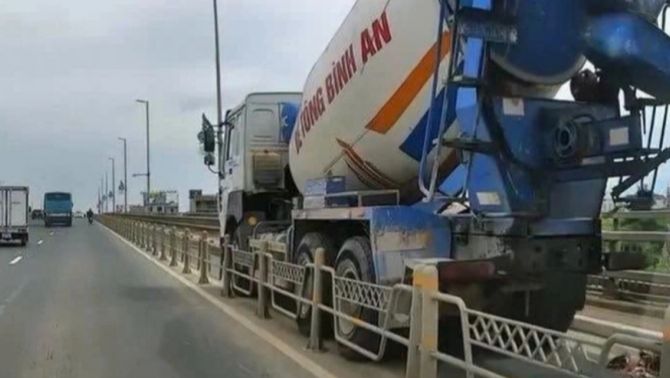 Trách nhiệm pháp lý đối với tài xế xe bồn tông chết người trên cầu Nhật Tân: Hình phạt lên đến 5 năm tù? 