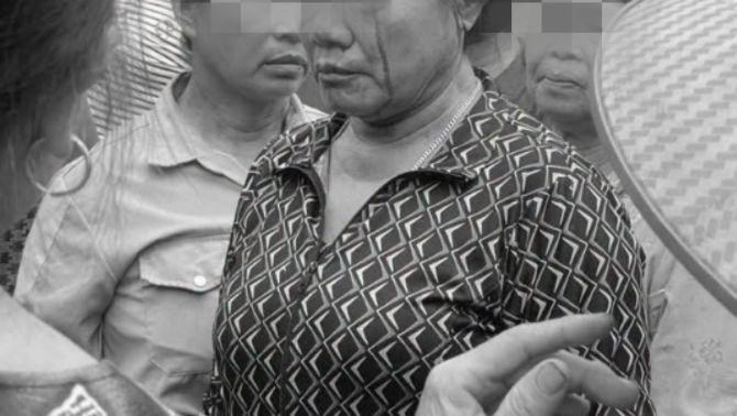 Rộ clip 1 người phụ nữ bị xịt vòi nước cao áp thẳng vào mắt vì cãi vã gữa chợ, thực hư ra sao?
