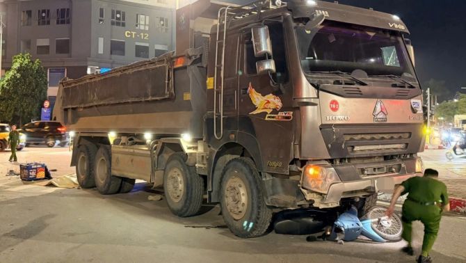 Diễn biến vụ xe máy cuốn vào gầm ô tô tải ở Hà Nội khiến một người tử vong, hiện trường đau lòng!