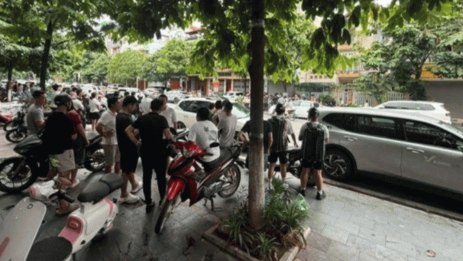 Hàng trăm người có mặt tại hiện trường vụ gã đàn ông đến tận nhà nổ súng bắn chết 1 người, nguyên nhân?