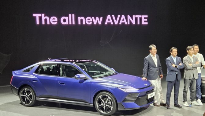 Hyundai Elantra 2027 chính thức ra mắt: Thiết kế gây tranh cãi, Pleos Connect tích hợp AI, 'đe nẹt' Honda Civic