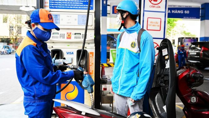 Giá xăng dầu chiều 26/6: E10 giảm hơn 11.000 đồng/lít, RON 92 ‘vừa bán vừa cho’, giá lăn bánh Toyota Veloz Cross ra sao?