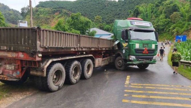 Tai nạn xe đầu kéo và xe máy tại quốc lộ 4G: Người vợ không qua khỏi, chồng cùng con nhỏ cấp cứu