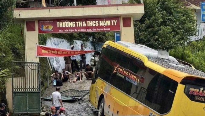 Hiện trường xe khách mất phanh tông cổng trường học ở Tuyên Quang, nguyên nhân ban đầu được hé lộ