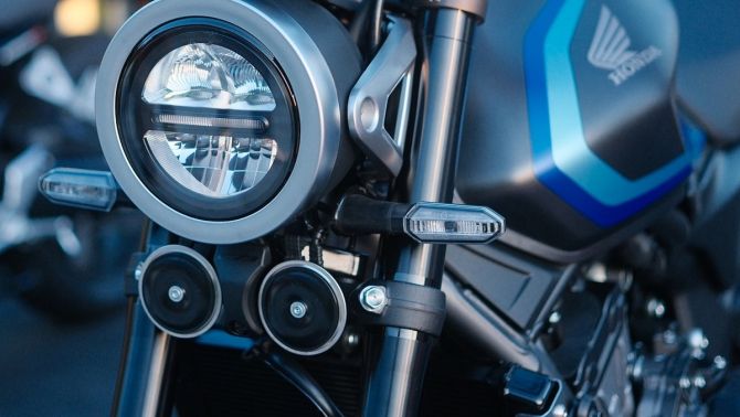 ‘Huyền thoại côn tay’ kinh điển của Honda về đại lý Việt: Đẳng cấp trên Honda Winner R, giá hấp dẫn