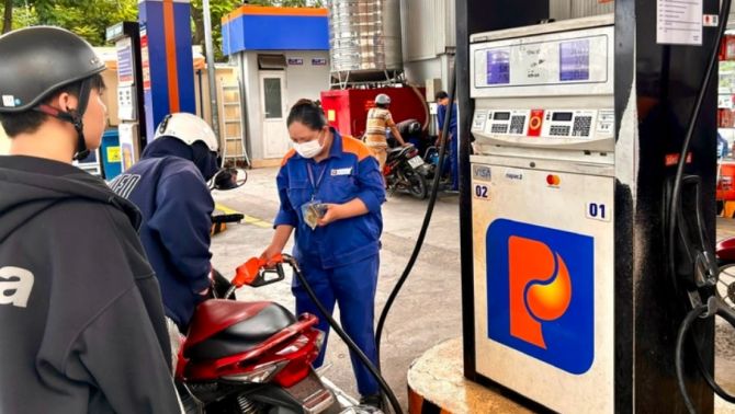 Giá xăng dầu hôm nay 2/7: E10 và RON 92 vẫn ‘rẻ như cho’, dầu diesel giảm gần 23.000 đồng/lít, giá lăn bánh VinFast VF 5