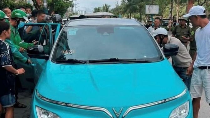 Tài xế gục trong xe khi đang chờ khách, lực lượng chức năng đập kính đưa đi cấp cứu vẫn không qua khỏi