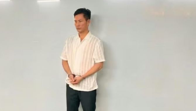 Danh tính người đàn ông vào quán karaoke ‘vui vẻ’ rồi đánh nữ nhân viên, hé lộ nguồn cơn sự việc