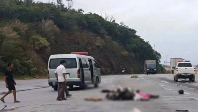 Xe máy và xe khách đâm thẳng nhau trên quốc lộ 1: 2 người đàn ông tử vong, đàn chó 7 con bị cán chết