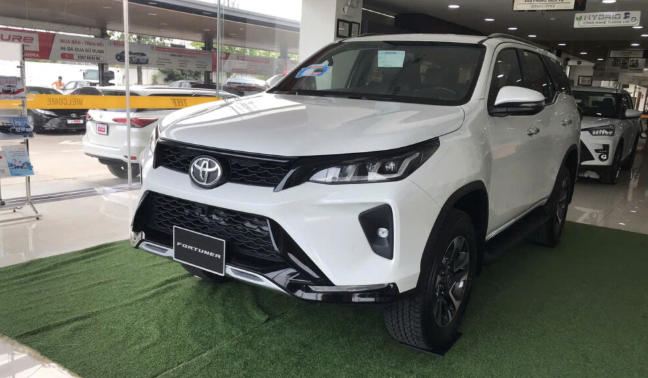 Toyota Fortuner cắt bản máy dầu, Ford Everest càng ‘rộng cửa’ ở phân khúc SUV 7 chỗ